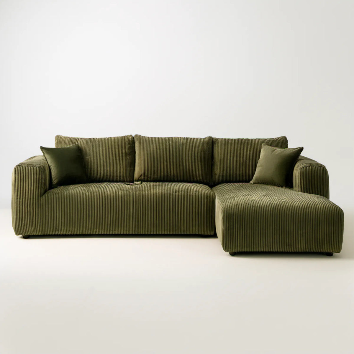 Oliwkowozielona sofa narożna ze sztruksową tapicerką i prawostronnym szezlongiem, 260 x 160 x 85 cm