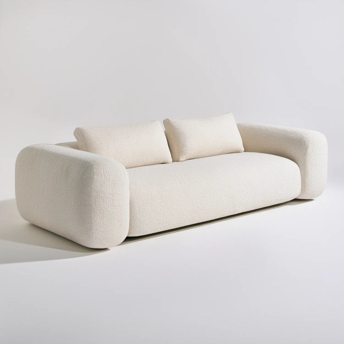 Trzyosobowa sofa o zaokrąglonej formie z tapicerką bouclé, kremowa, 220 × 95 × 75 cm